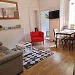 Charming Victorian Apartment, Close To Centre